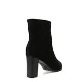 Bota de caña baja Bottero, confeccionada en cuero negro con acabado suave. Presenta un diseño de punta fina y taco cuadrado de altura media, ideal para un estilo sofisticado y versátil.