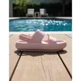 Chancletas tipo gomones de diseño ergonómico, color verde oliva, con doble tira ancha en el empeine y tira trasera ajustable. Fabricadas en material sintético antideslizante con suela de plataforma.