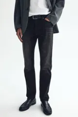 Jean de cinco bolsillos en denim de algodón con ligero stretch, corte ajustado en cintura, muslos y bajo, con piernas rectas y cintura estándar.