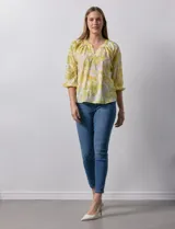 Blusa de gasa estampada marca Sioni, con cuello a la base y escote en V. Manga 3/4 con terminación fruncida.