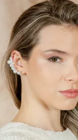 Aro trepador plateado con perlas y strass.