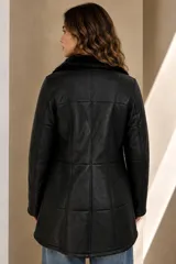 Campera de cuero babylamb color celeste, de corte recto y largo medio, con cuello de piel sintética y cierre frontal con botones.