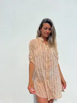 Vestido camisero color beige con bordado vertical en color blanco, de corte recto, cuello mao y mangas cortas con trabilla.