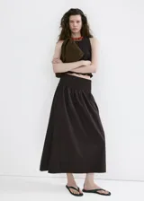 Falda midi color marrón oscuro con cintura elástica fruncida y silueta evasé.