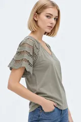 Remera color verde militar con cuello en V y mangas cortas confeccionadas en tejido broderie con detalles calados.