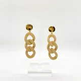 Aros colgantes con cabezal dorado y cadena de resina color lila.