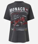Remera de algodón gris oscuro con estampa frontal inspirada en el automovilismo y cuello redondo.