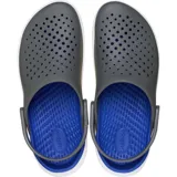 Zuecos Crocs modelo InMotion LiteRide Clog, de color gris en la parte superior perforada con tira trasera pivotante y suela gruesa de plataforma en color blanco con detalles negros.