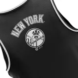 Musculosa de básquet negra con el logo de los New York Yankees en blanco y detalles estampados en gris. Cuello y sisas con ribete blanco.