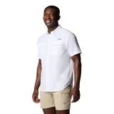 Camisa de pesca de manga corta color blanco, con cuello abotonado, dos bolsillos frontales con solapa y ventilación en la espalda. Confeccionada con tecnología de protección solar y repelencia a manchas.