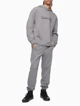 Pantalón tipo jogger de algodón con cintura elástica, bolsillos laterales y traseros, y logo de la marca bordado.