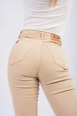 Pantalón tipo oxford de tiro alto en color negro, con costura frontal vertical y tajos en el ruedo delantero.