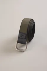 Cinturón negro de tela con hebilla doble cuadrada metálica.