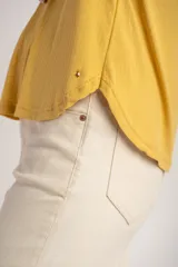 Remera de cuello redondo y manga corta, confeccionada en tejido de viscosa acanalado con un calce suave y liviano.