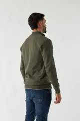 Campera tejida color verde militar, con cuello alto, puños y logo bordado.