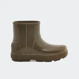 Botas cortas color marrón, resistentes al agua, hechas con restos reciclados del modelo Classic de UGG. La suela tiene el logo de la marca repetido.