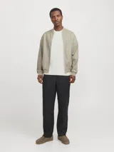 Remera color crema de tejido plano con fit relajado y hombros caídos, cuello redondo y mangas cortas.