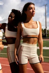 Short deportivo color crema con cintura elástica y rayas verticales marrones en los laterales.