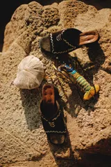Sandalias artesanales tipo zueco de gamuza negra con costuras decorativas en zig-zag de color claro, taco bajo y suela de cuero.