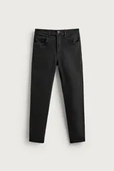 Jeans skinny cropped fit para hombre, color negro con efecto lavado, corte ajustado desde la cintura hasta el tobillo y tiro medio. Confeccionados en denim elástico, cuentan con diseño de cinco bolsillos y cierre frontal con cremallera y botón.