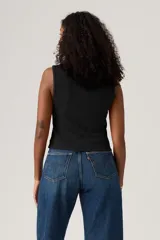 Musculosa de canalé color negro, con cuello redondo y cierre frontal de botones.