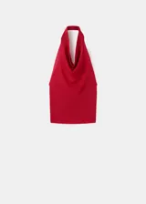 Top rojo de punto fino, con cuello halter drapeado, diseño recto y sin mangas.