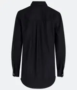 Camisa de manga larga color verde lima, con cuello camisero y botonadura frontal. Presenta un dobladillo trasero más largo que el delantero.