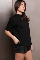 Remera blanca de manga corta con cuello medio en ribb, dobladillos anchos y aplique 3D del logo en el delantero.