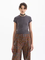 Remera de manga corta y escote redondo confeccionada en tejido morley de punto, con frunces en los laterales.