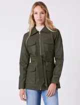 Chaqueta verde militar de eco cuero, marca Baccini, con cuello solapa, cierre frontal y bolsillos aplicados. Incluye cinto de ajuste en la cintura y forro interno a tono.
