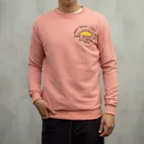 Buzo color salmón de algodón con cuello redondo, puños y cintura acanalados. Estampado en el frente con un sol y el texto "Only Good Vibes Surf Duxon Co. 3-77 Vissla St. California, USA 92672".