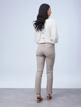 Pantalón de gabardina elastizada color beige, marca Sioni, de corte recto. Tiene pretina con pasadores, botón y cierre. Delantera con bolsillos simulados y trasera con bolsillos aplicados.