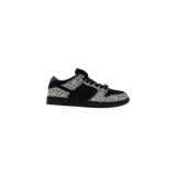 Championes Nike SB Dunk Low Dashawn Jordan Copperhead, con diseño en color negro y paneles con estampado de piel de serpiente, suela de goma y detalles en violeta y verde.