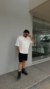 Remera blanca de algodón con estampado negro que incluye la receta del cóctel Old Fashioned, dados, cerezas y una carita sonriente.