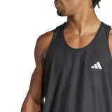 Musculosa de running Adidas modelo Own the Run, color negro, con cuello redondo y logo de la marca estampado en el pecho. Confeccionada en tejido técnico transpirable con tecnología Aeroready.