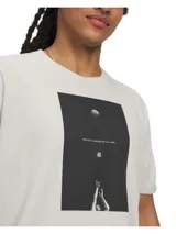 Remera de algodón color blanco con estampa central rectangular en negro que muestra a Stephen Curry lanzando un tiro y la frase 'Greatest shooter of all time'.