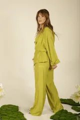 Levita color verde lima con cuello solapa, mangas largas con puños arremangados y lazo para ajustar en la cintura.