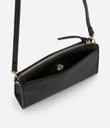 Cartera bandolera pequeña de poliuretano negro, con correa larga y cierre de cremallera.