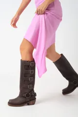 Vestido midi fucsia con escote en V, mangas cortas abullonadas y abertura en la cintura.