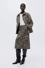 Pollera midi de tiro alto con estampado de leopardo, diseño recto y abertura posterior.