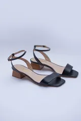 Sandalias color nude con taco de madera, capellada y forro 100% cuero.