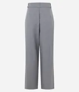 Pantalón de sastrería modelo pantalona, de corte amplio y tiro alto. Presenta pinzas frontales, cierre con cremallera y botón, y presillas en la cintura. Incluye un cinturón ajustable del mismo tejido.