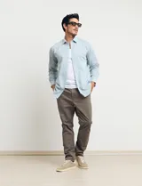 Camisa sport de manga larga con cuello buttondown, confeccionada en una mezcla de algodón y lino. Presenta un diseño clásico en color celeste con cierre frontal de botones.
