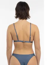 Top de bikini triangular color azul grisáceo con acabado satinado, breteles finos y arandelas metálicas en la unión de los breteles.
