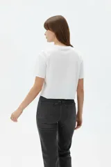 Remera cropped de algodón gris oscuro, con cuello redondo, manga corta y estampa frontal de conejo con estrellas.