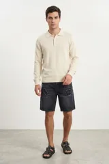 Bermuda de denim negro con diseño clásico y detalles de roturas en el frente.
