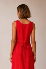 Vestido largo rojo de lino, sin mangas, con escote en V y costuras pespuntadas a contratono.