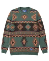 Buzo tejido de punto con diseño geométrico de estilo étnico en tonos verde, marrón y salmón. Presenta cuello redondo, puños y ruedo acanalados, con etiqueta de la marca Denali en el interior y en el frente.