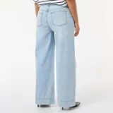 Jean de corte wide leg en color azul claro, con talle alto y detalle de pinzas verticales en la parte frontal. Presenta un diseño de pierna ancha y cierre clásico con botón y cremallera.