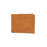 Billetera de cuero vacuno color suela, con diseño plegable y el logo de la marca grabado en relieve en la esquina inferior derecha.